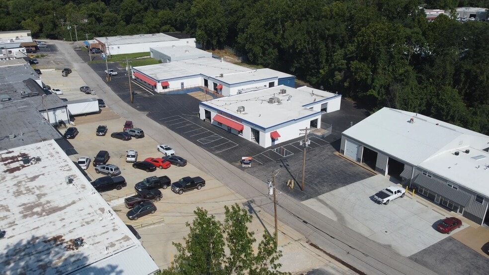 More Photos Of 1433 W Lark Industrial Dr, Fenton Warehouse For Sale