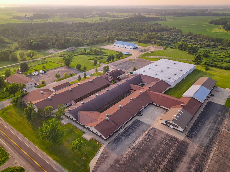 More Photos Of 348 Summit Ave W, Blackduck Manufacturing For Sale