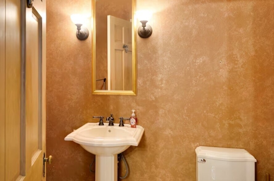 More Photos Of 2070 SW Loop 338, Odessa Specialty For Lease