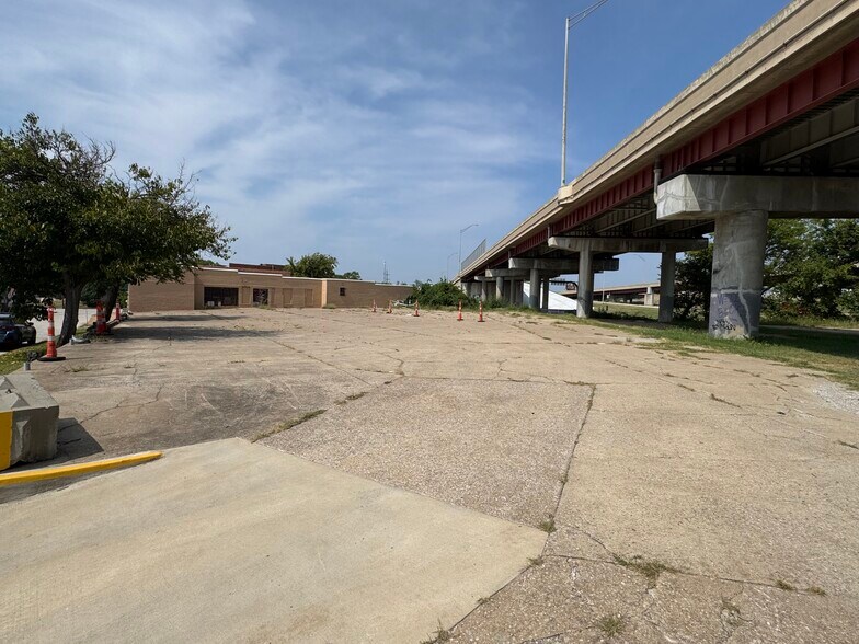 More Photos Of 800-816 E 1st St, Tulsa Flex For Lease