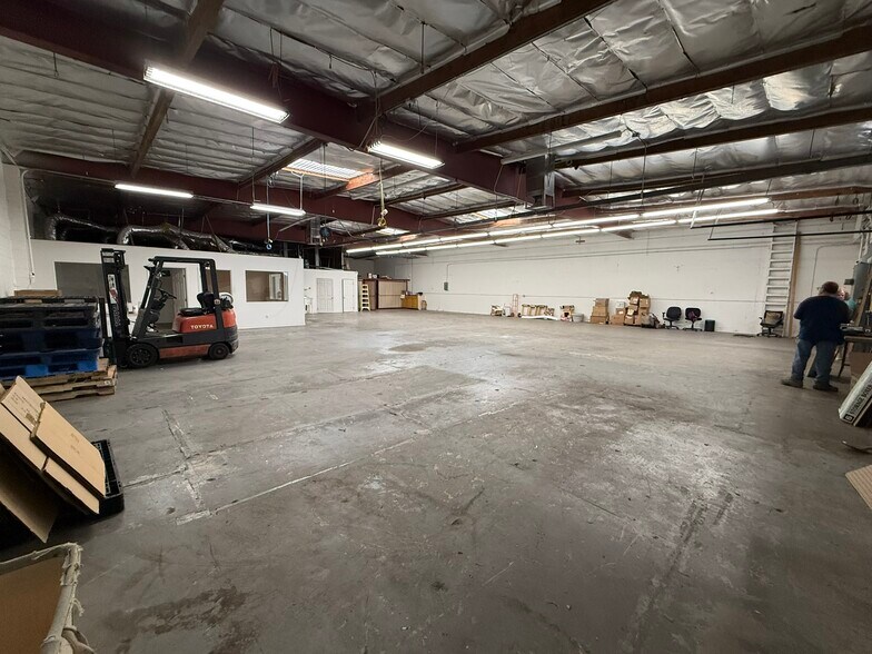 More Photos Of 13227 San Fernando Rd, Rancho Cascades Warehouse For Lease