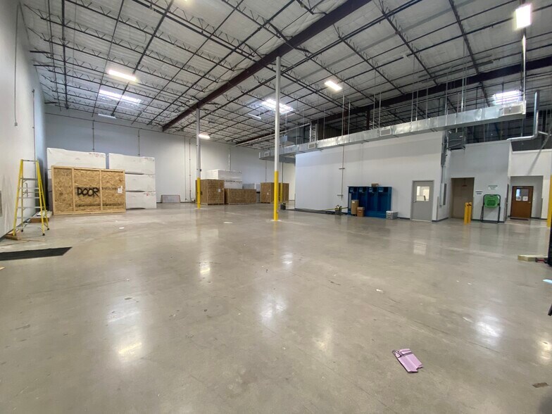 More Photos Of 9701 Metric Blvd, Austin Distribution For Lease