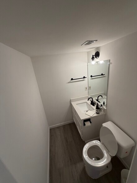 More Photos Of 805 W 10th St, Austin Office Residential For Lease