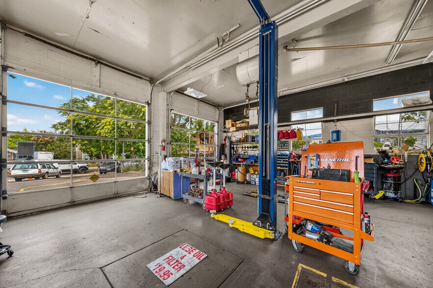 More Photos Of 75 Lithia Way, Ashland Service Station For Sale
