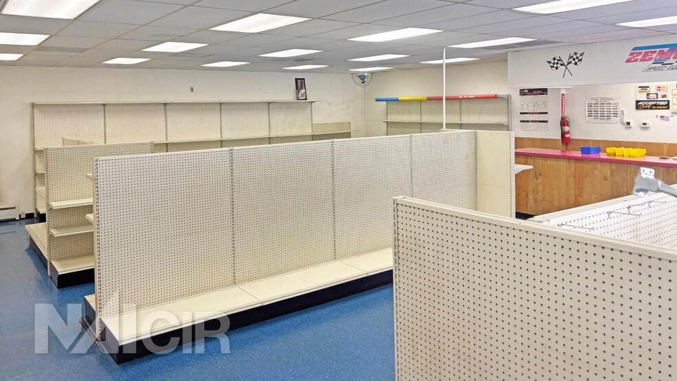 More Photos Of 1616 E Grand Ave, Tower City General Retail For Sale