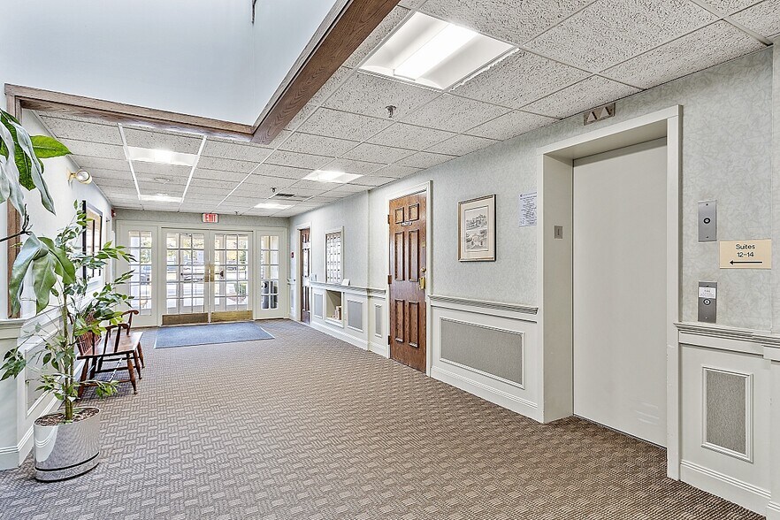 More Photos Of 575 Turnpike St, North Andover Medical For Lease