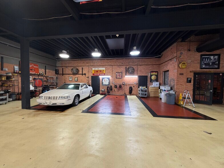 More Photos Of 281-283 Park Rd, West Hartford Showroom For Lease