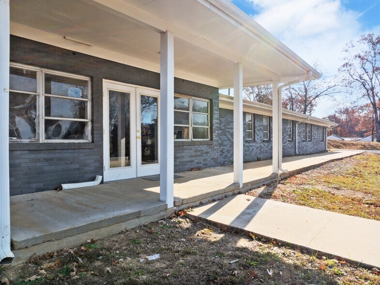 More Photos Of 105 Kentucky Ave S, Parsons Light Distribution For Sale