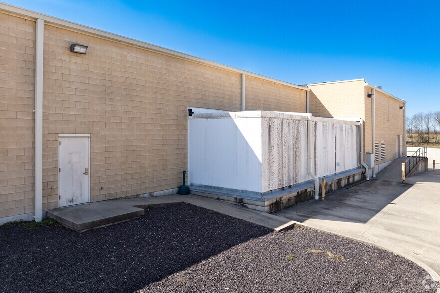 More Photos Of 14100-14104 Redfield Dr, Eugene Storefront For Sale