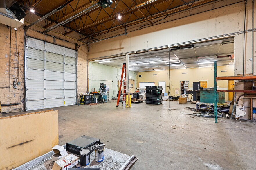 More Photos Of 1190 NE Division St, Gresham Warehouse For Lease