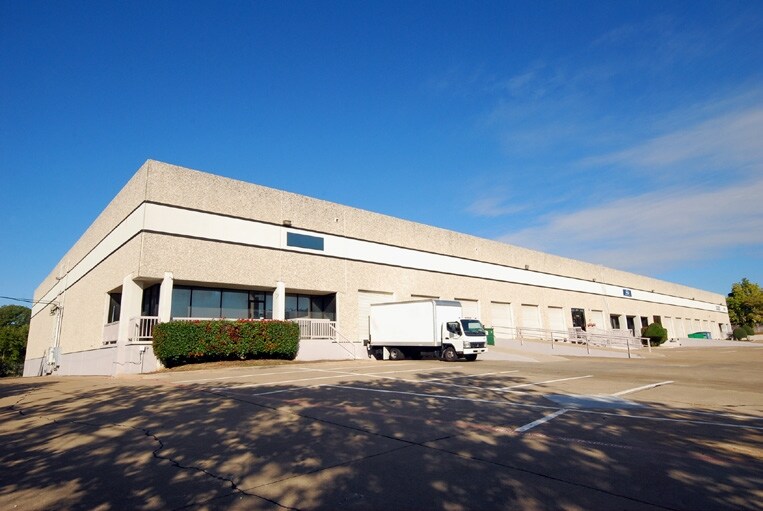 More Photos Of 1001 N Union Bower Rd, Irving Warehouse For Lease