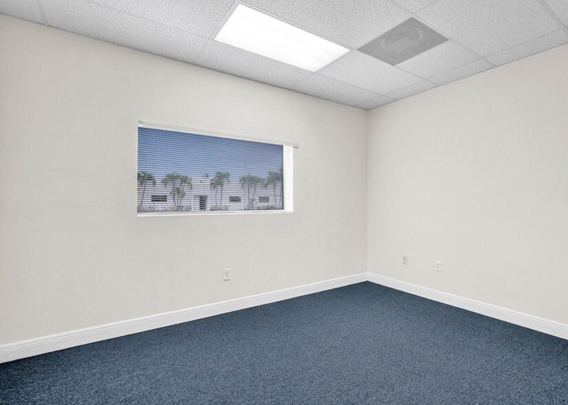 More Photos Of 8111-8119 NW 33rd St, Miami Warehouse For Sale