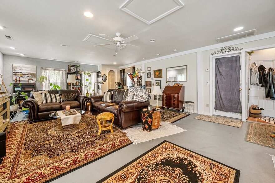 More Photos Of 315-317 Castle St, Wilmington General Retail For Sale