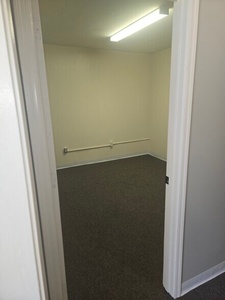 More Photos Of 191 W Cedar St, Globe Restaurant For Lease