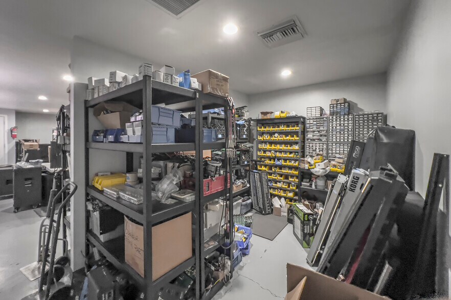 More Photos Of 22520-22522 Ventura Blvd, Woodland Hills Storefront Retail Office For Lease