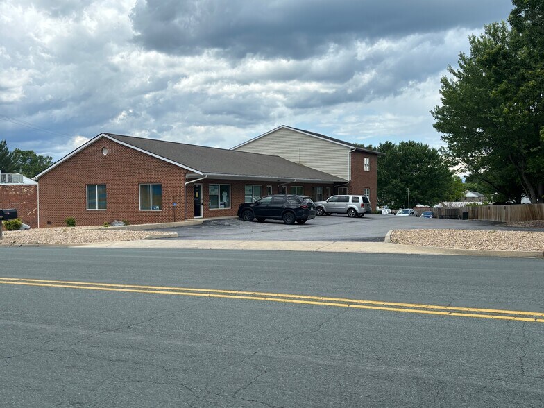 Primary Photo Of 1020 Jefferson Hwy, Staunton Medical For Lease