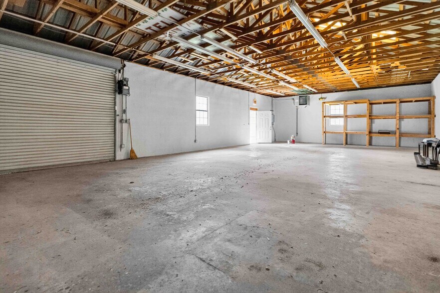More Photos Of 633 NE Lawrence St, Marietta Office For Sale