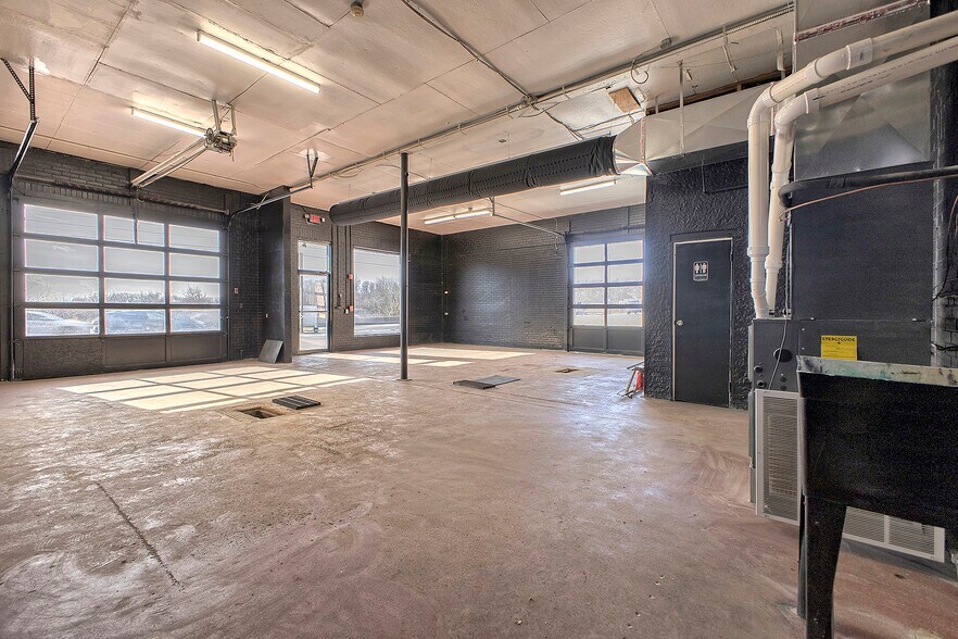More Photos Of 6781 US-30, Jeannette Flex For Lease