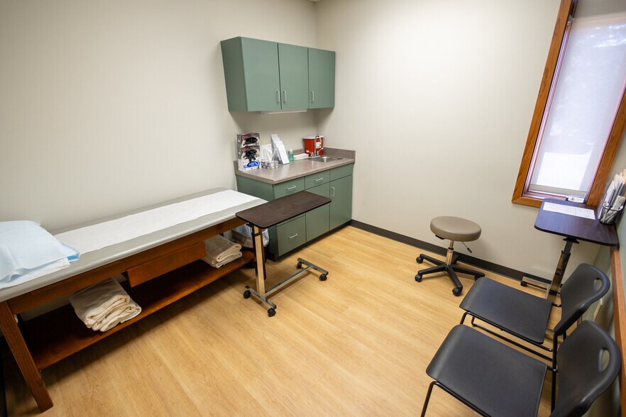 More Photos Of 1110 Oak Ridge Dr, Eau Claire Medical For Lease