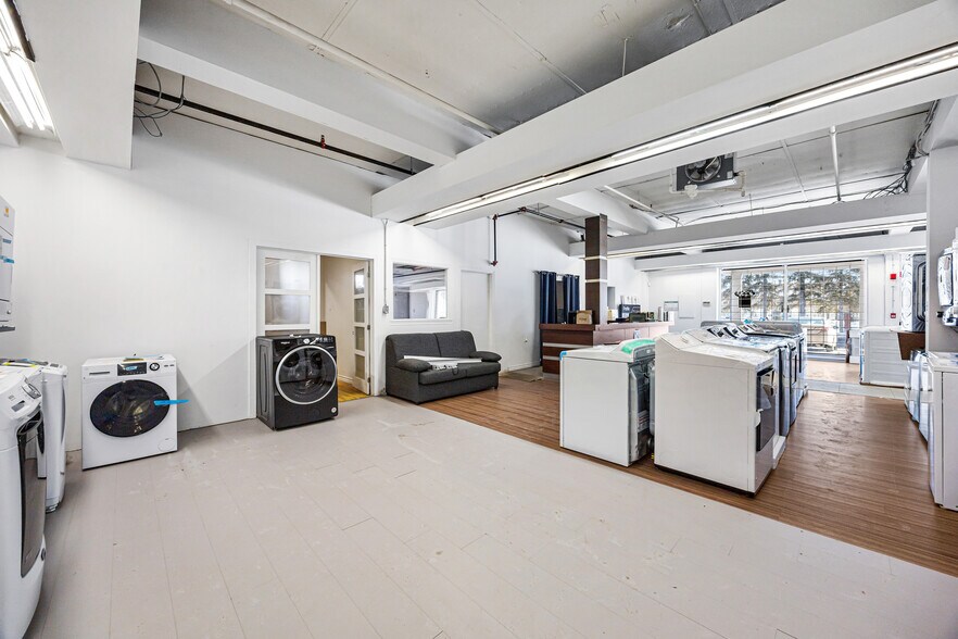 More Photos Of 126 Rue Jacques-Cartier N, St-Jean Storefront For Sale