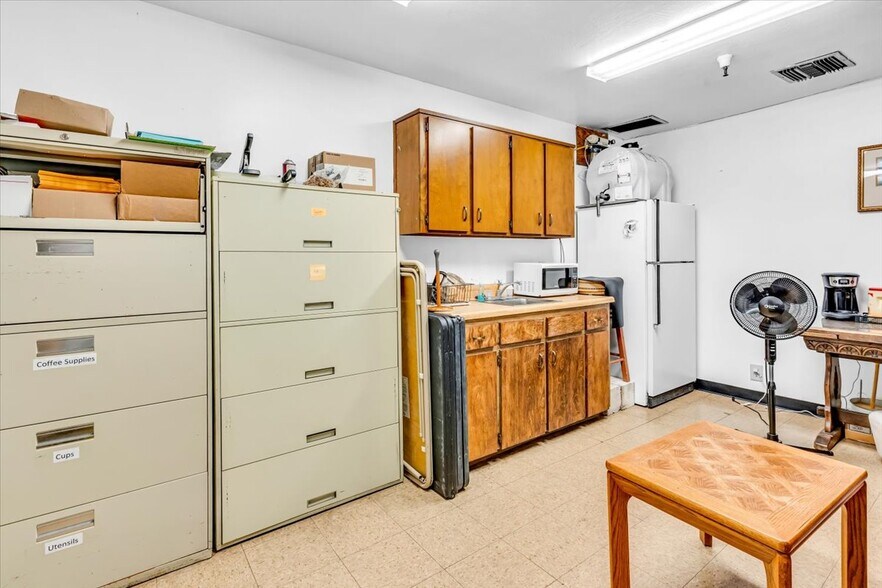 More Photos Of 1401 N Bailey Ln, Tucson Showroom For Sale