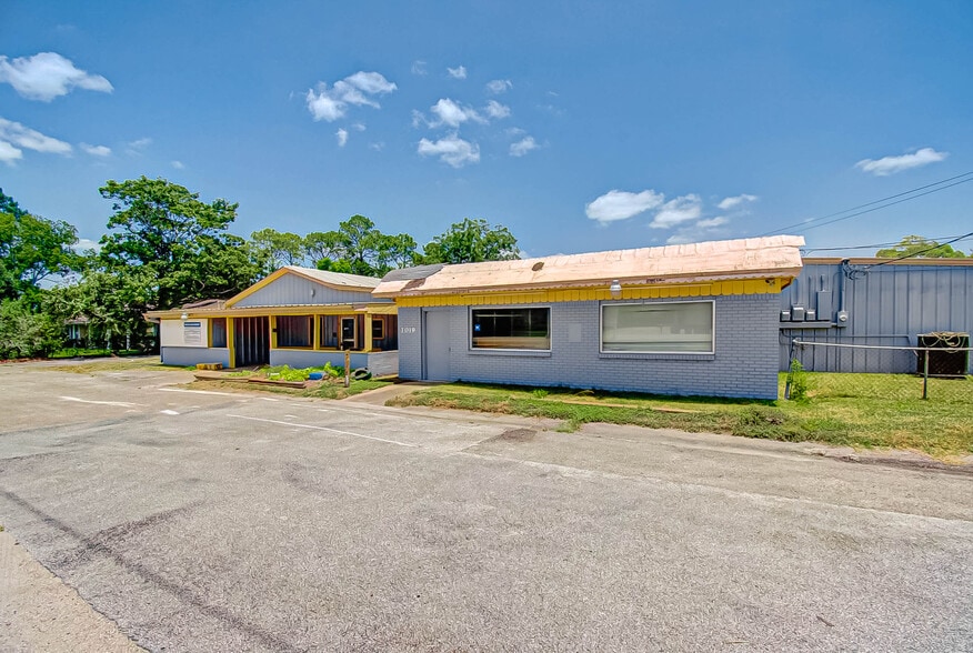 More Photos Of 3019 Dickinson Ave, Dickinson Freestanding For Sale