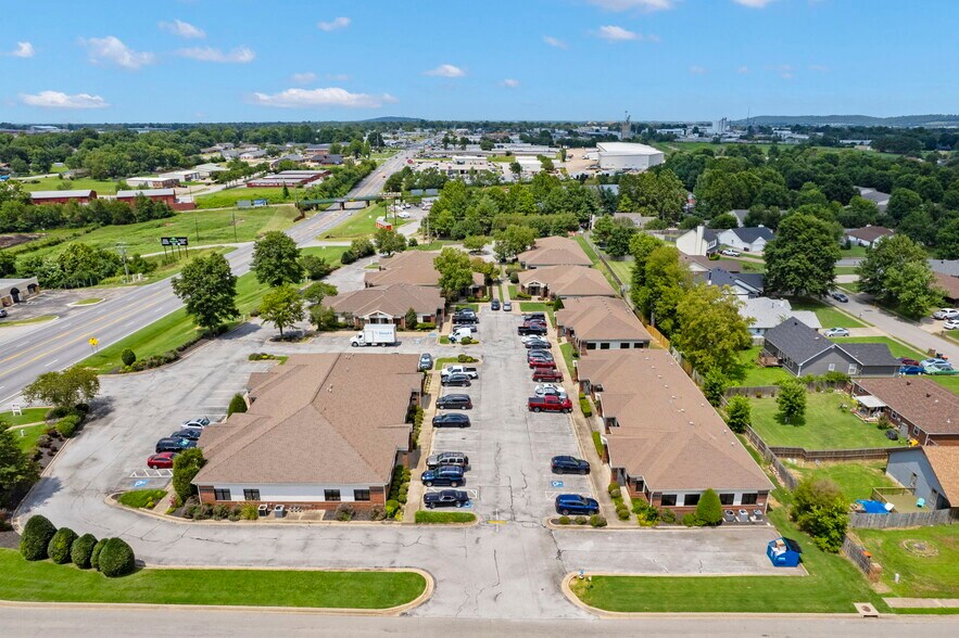 More Photos Of 3291 S Thompson St, Springdale Unknown For Lease