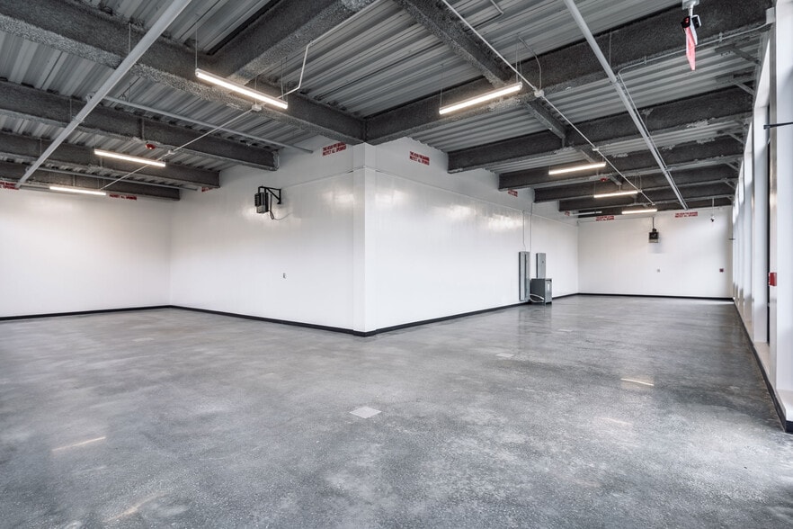 More Photos Of 597 Cooledge Ave NE, Atlanta Self Storage For Lease