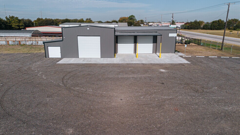 More Photos Of 2603 S Kaufman St, Ennis Industrial For Sale