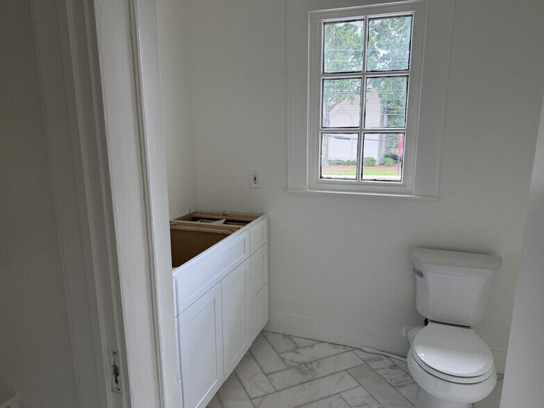 More Photos Of 3201 NE Peachtree Rd, Atlanta Freestanding For Lease