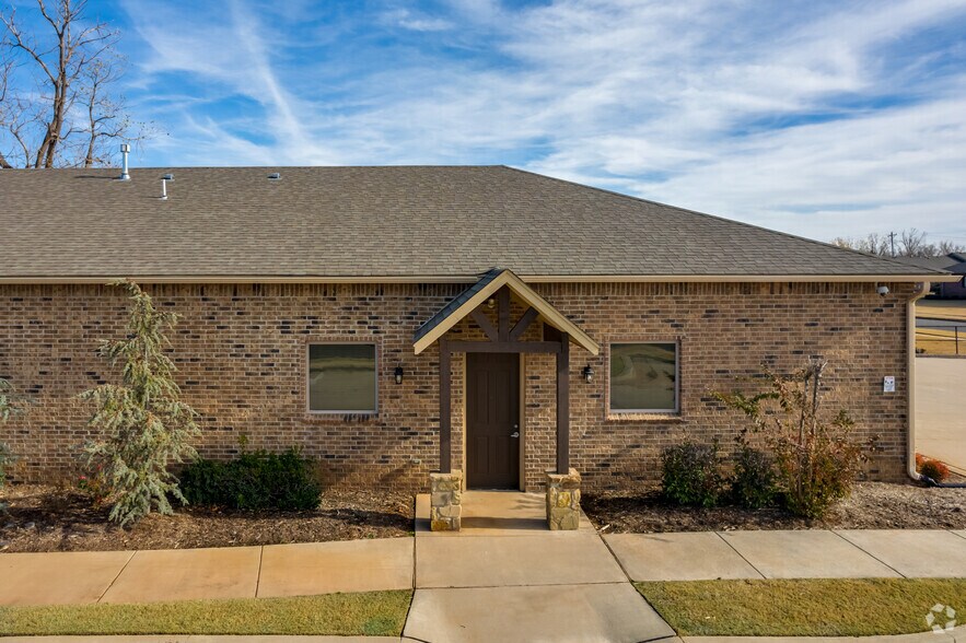 More Photos Of 1716 Signal Ridge Dr, Edmond Office For Sale