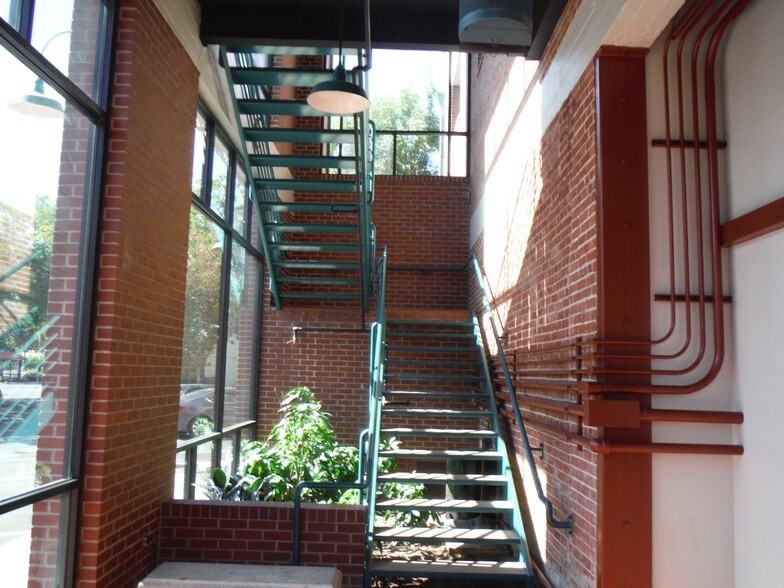 More Photos Of 711 N Court St, Visalia Office For Sale