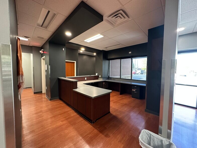 More Photos Of 2011 Grinstead Dr, Louisville Freestanding For Lease