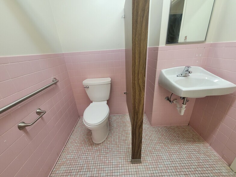 More Photos Of 2726-2708 Lee Hwy, Troutville Freestanding For Lease