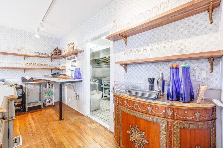 More Photos Of 9 W 43rd St, Savannah Office For Lease