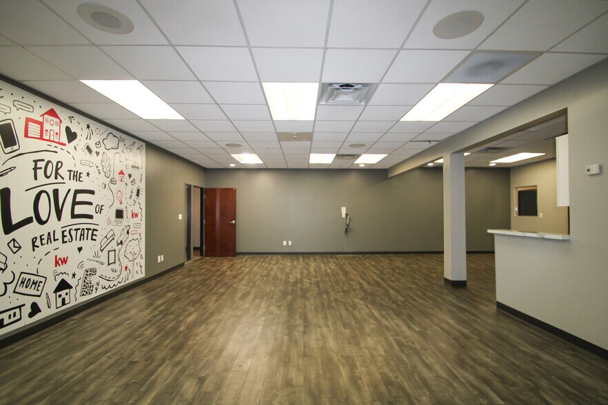 More Photos Of 9911 Shelbyville Rd, Louisville Office For Sale