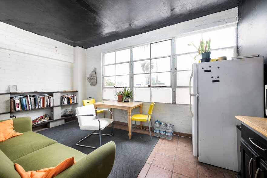 More Photos Of 4606-4620 W Jefferson Blvd, Los Angeles Warehouse For Lease