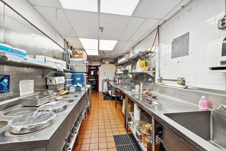More Photos Of 8150 S Cicero Ave, Burbank Restaurant For Sale