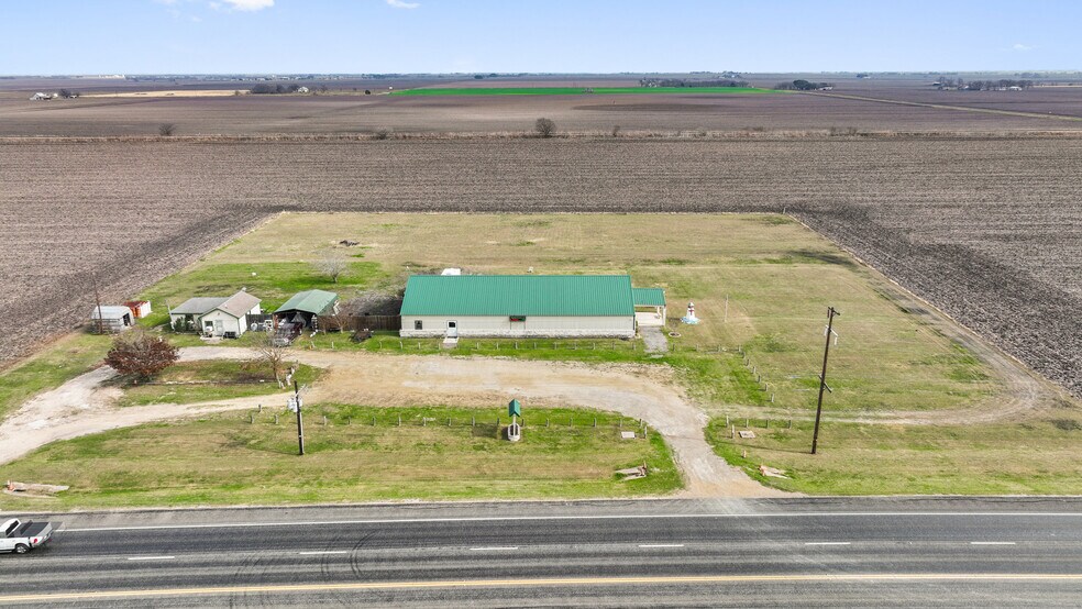 More Photos Of 2225 S State Highway 95, Taylor Freestanding For Lease