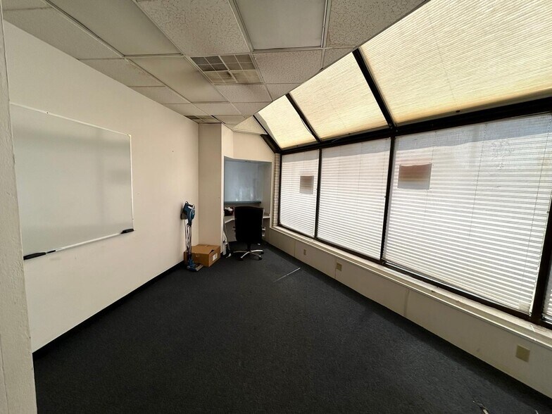 More Photos Of 22001-22027 Kelly Rd, Eastpointe Office For Lease