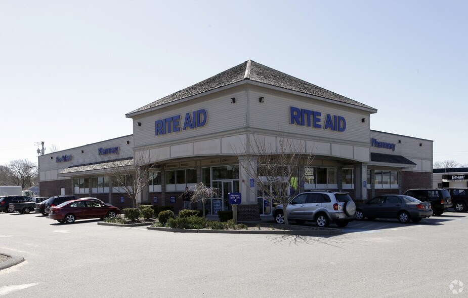 Primary Photo Of 711 Main St, Dennis Port Drugstore For Lease