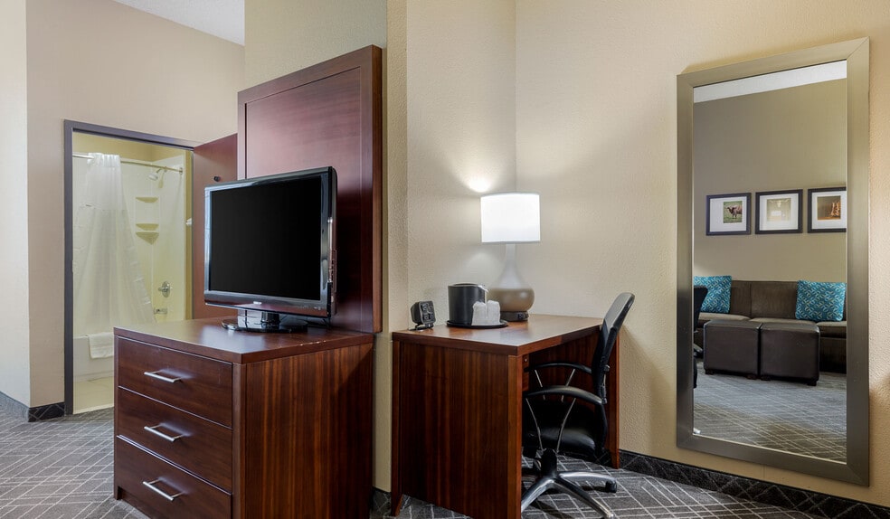 More Photos Of 810 Interstate 35 N, Waco Hotel For Sale