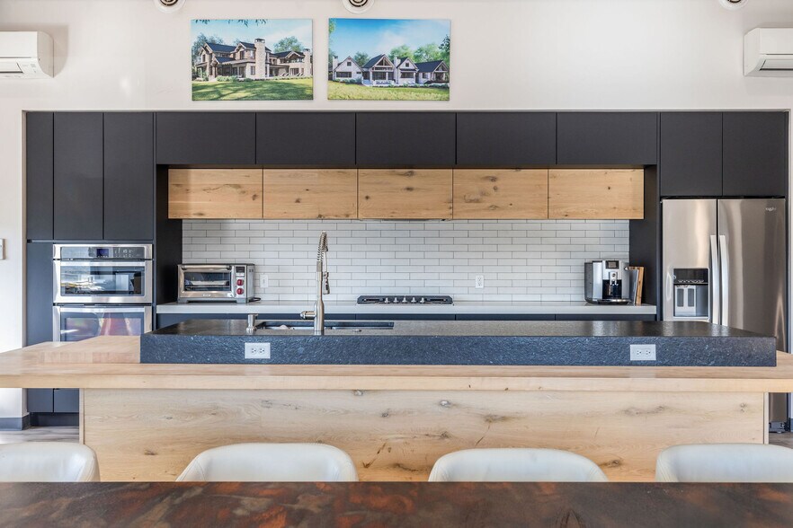 More Photos Of 3040 Airport Dr, Erie Flex For Sale