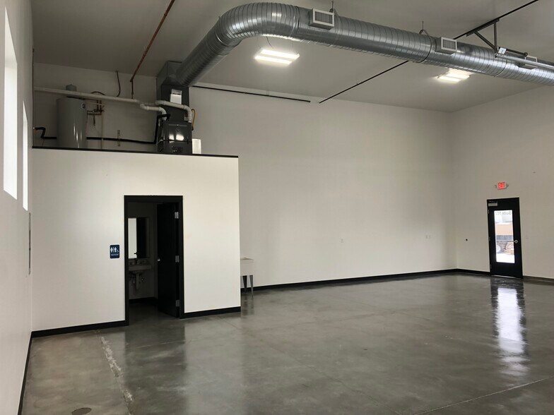 More Photos Of 489 E 47th St, Garden City Warehouse For Lease