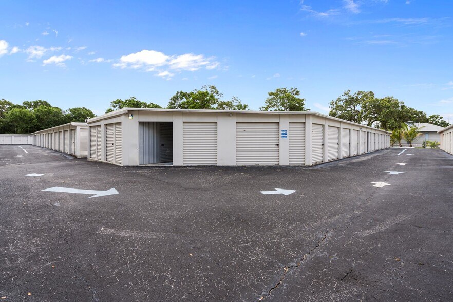 More Photos Of 4870 20th St, Vero Beach Self Storage For Sale