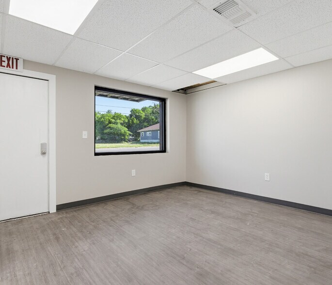 More Photos Of 201 W Westhill Dr, Cleburne Warehouse For Lease