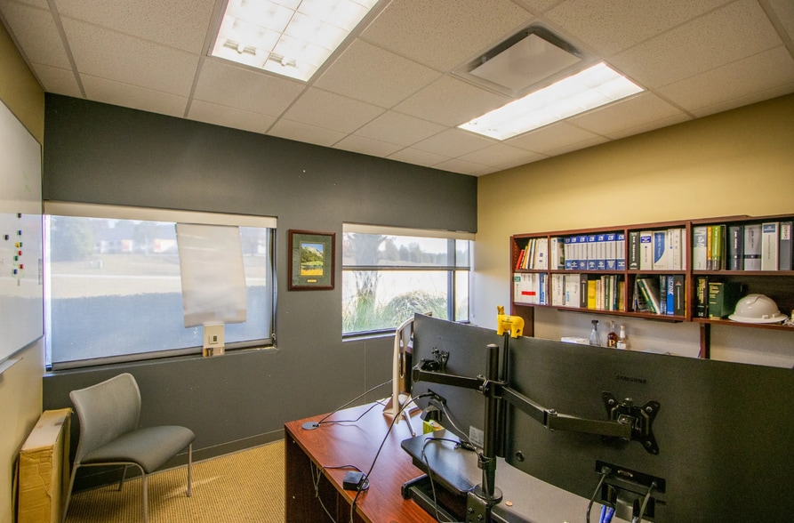 More Photos Of 104 Vantage Point Dr, West Columbia Showroom For Lease