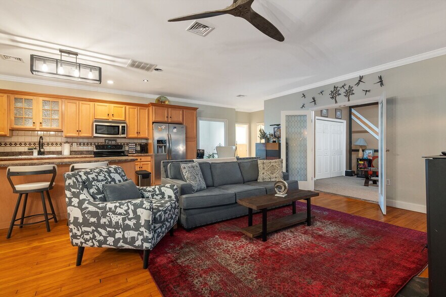 More Photos Of 140 Clinton St, Schenectady Storefront Retail Residential For Lease