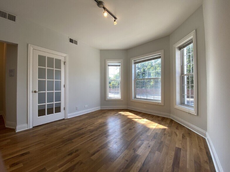 More Photos Of 4401-4403 N Clark St, Chicago Apartments For Lease