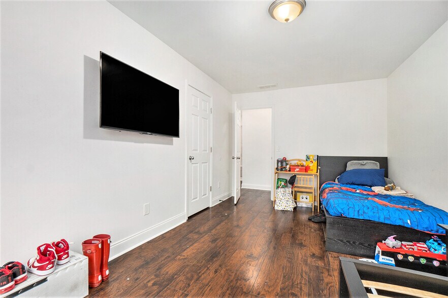 More Photos Of 2798 Glenlocke Cir NW, Atlanta Specialty For Sale